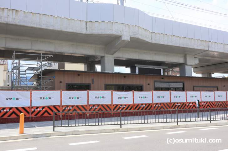 改札口から少し北へ行った高架下でもテナント工事が進んでいる