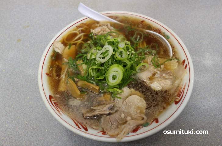 第一旭のラーメンは豚骨ベースのラーメンで、九条ねぎと薄切りチャーシューが特徴