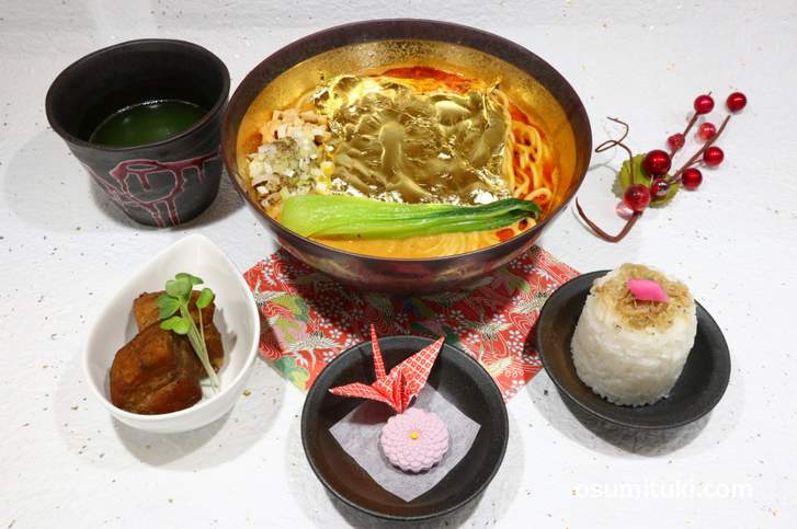 黄金の濃厚クリーミー担々麺 (金閣寺黄金ストリートメニュー第4弾)