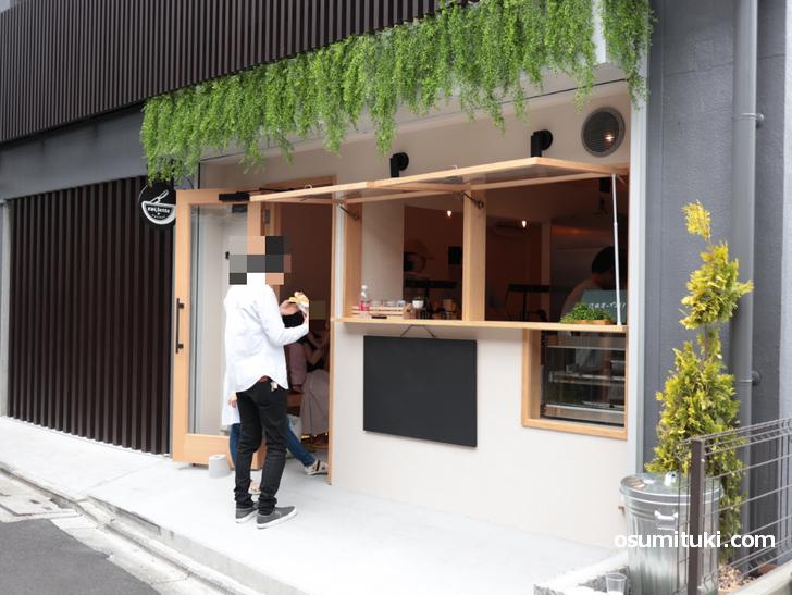 オープン準備中のカフェ「RACLETTE CAFÉ」さん、よさげな雰囲気のオープンスタンドカフェです