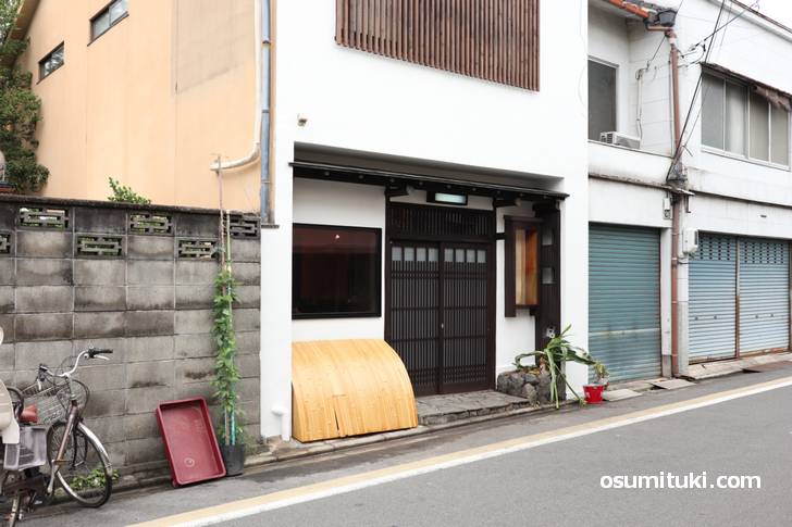 オープン前なので看板はまだですが「京氷菓つらら」店頭写真です