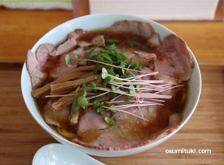 肉そば(1100円)、淡麗系の鶏ガラ+丸鶏の醤油ラーメン