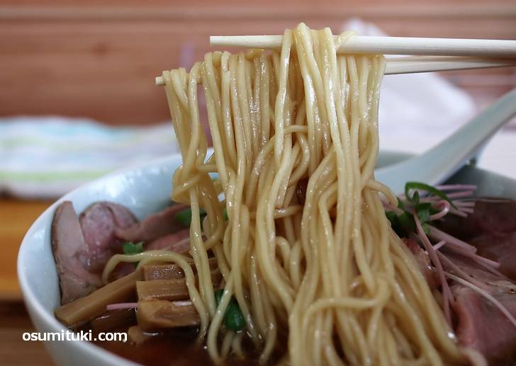 麺はとてもチュルチュルとして量が多めです
