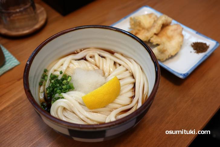 冷たい「ぶっかけうどん」も激ウマ!(写真はとり天ぶっかけ)