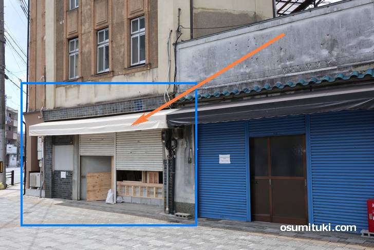 貼紙は2軒のテナントに貼られていましたが、たぶん左側の工事テナントがカフェです
