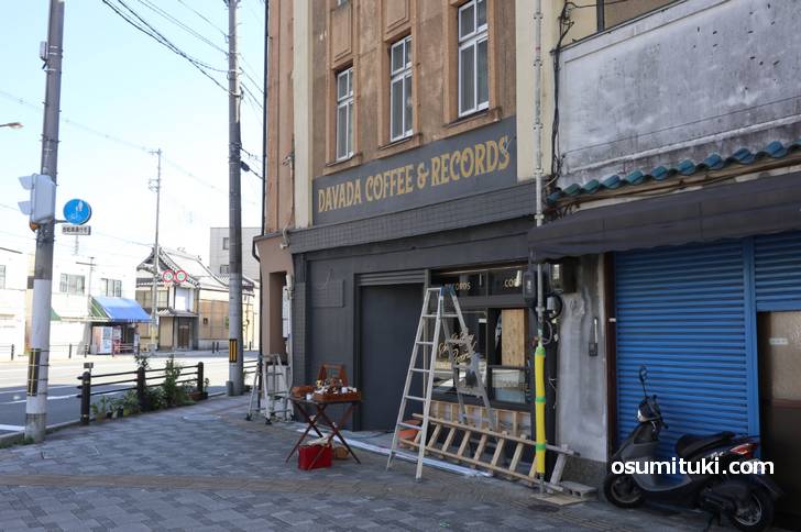 DAVADA COFFEE&RECORDS があるのは「七条河原町」南西角(2019年9月19日撮影)