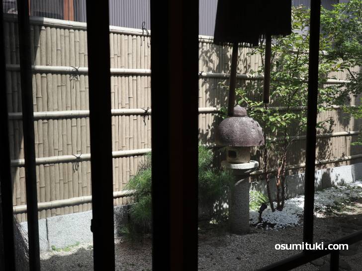 坪庭を見ながらカフェができるお店です