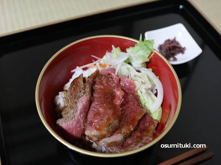 金閣寺エリアは和室でカフェや食事ができるお店があります