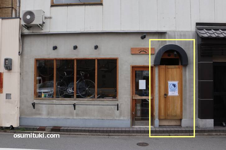 舞妓珈琲 は御幸町通六角下ル西側の自転車屋の建物2階にあります