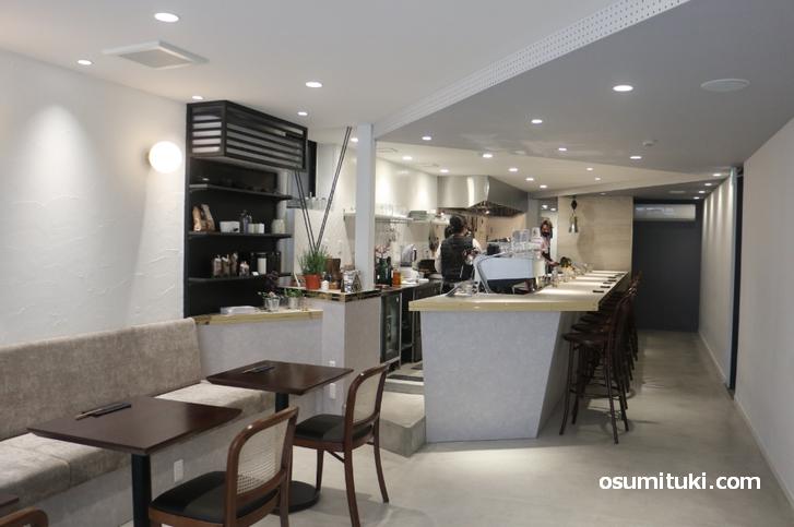 オオバコでオシャレな店内、本来はカフェバーです