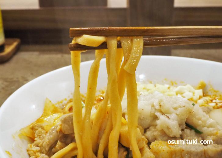 麺は極太の平打ちでこれもスープによく合います