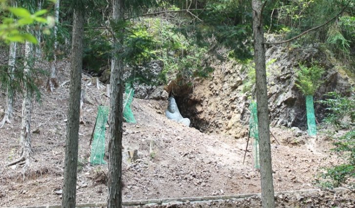 京都の山中で見つかった石窟寺院