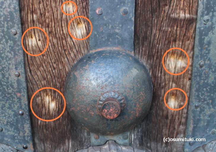150年以上前の弾痕がいくつも残っています
