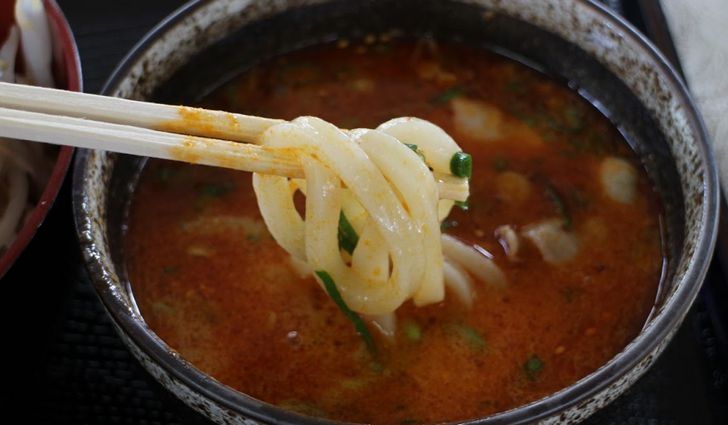 京都のラーメンスープで食べるウドン