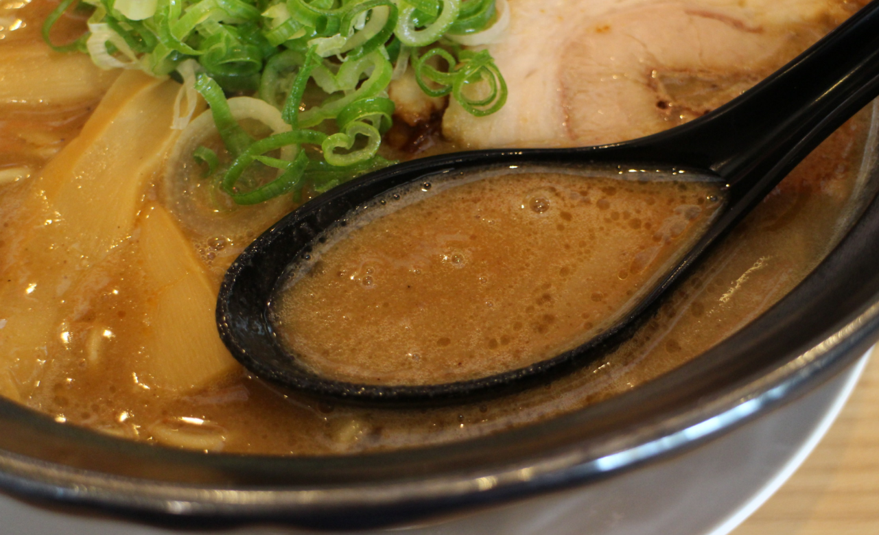 濃いめの鶏豚骨スープ