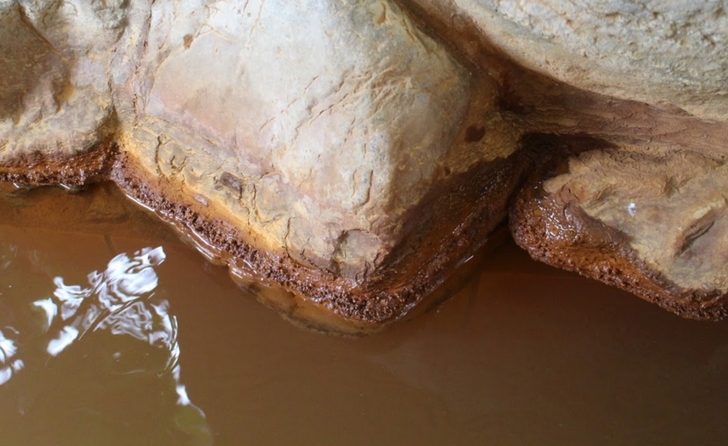 塩化物泉で鉄分が酸化した茶色の温泉です
