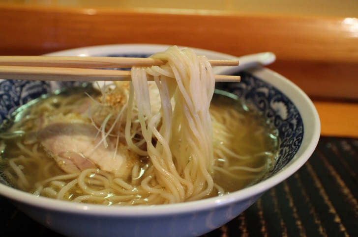 麺は「塩・かんすい・水」だけというこだわりの北海道の地粉を使った特注麺