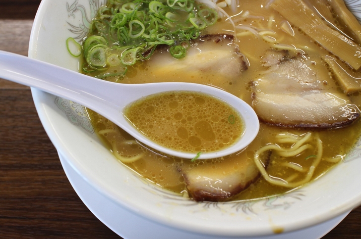 スープはコクある豚骨醤油で京都ラーメンのそれとはまた違います