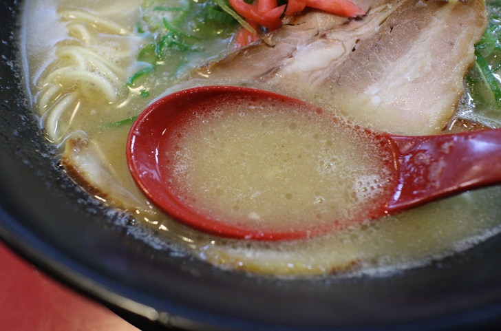 スープは豚骨醤油と魚介豚骨醤油の２種類（写真は豚骨醤油）