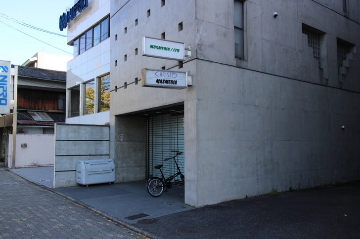 京都コンピュータ学院の隣にあるこのビル半径数メートル範囲内です