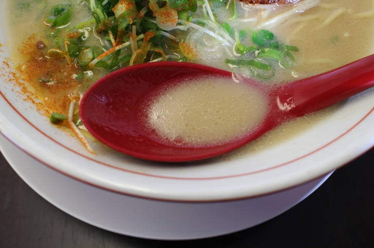 スープはトロッとした素材の味がよく分かる味