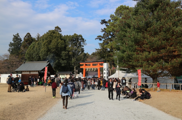 上賀茂神社は鳥居まで広場のようになっています