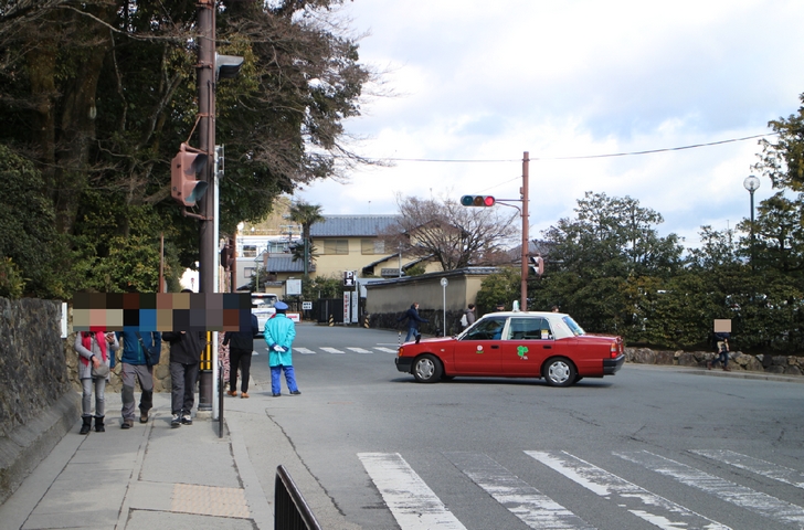 2月13日頃から京都はオフシーズンになっています（写真は金閣寺前）