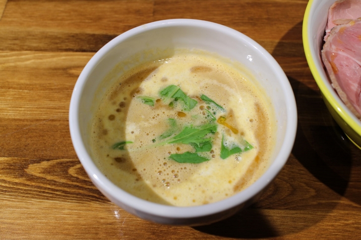スープはポタージュのような味わいの奥底に醤油の味が潜んでいる味わい