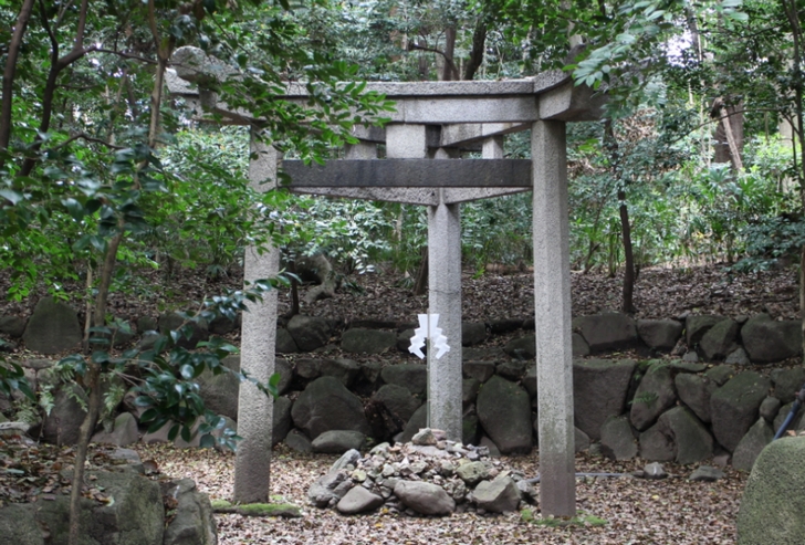 日本唯一の「三柱鳥居（みはしらのとりい）」