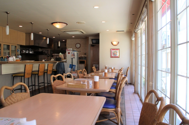 オープンカフェみたいに明るい・広い町の洋食屋さんです