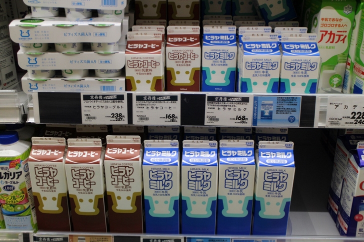 イオンモール京都五条に並ぶ「ヒラヤミルク」製品