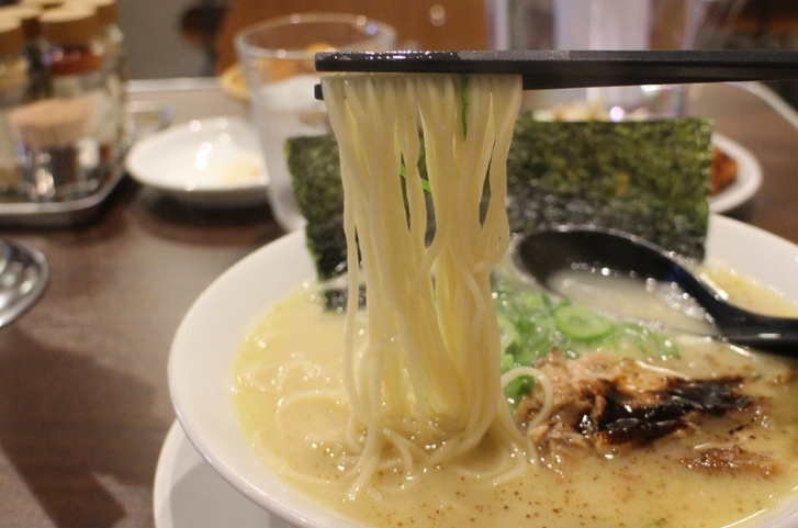 麺は京都でよくみる細めのストレートです。