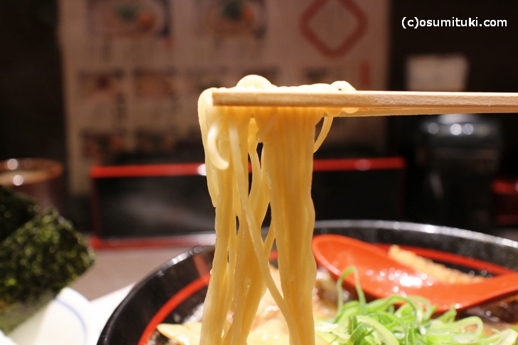 麺は京都でよくある細めのストレート麺です