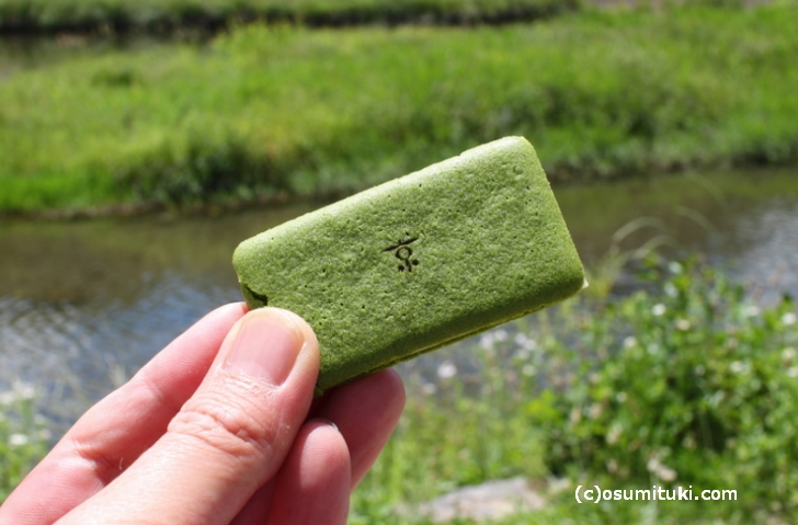 京都の鴨川で食べる「抹茶ラングドシャ」