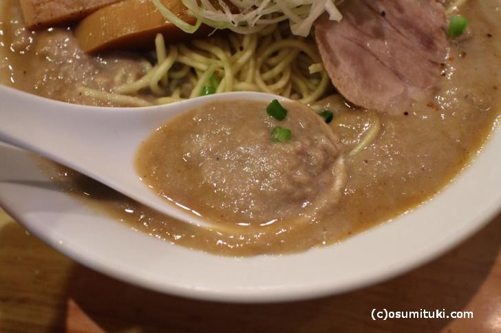 京都・一乗寺 超濃厚ラーメン「極鶏（ごっけい）」のスープ