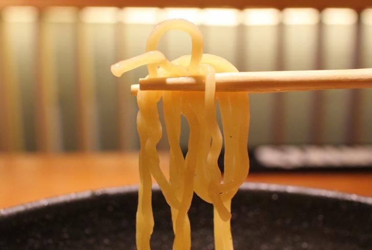 麺は中太ちぢれ熟成麺で札幌のものを使用