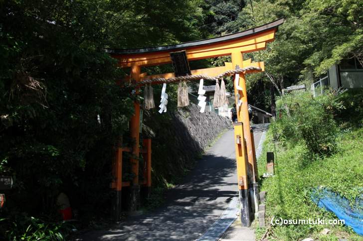 「ケーブル愛宕駅跡」は、嵯峨清滝の「愛宕神社鳥居」から登る参道の途中にあります
