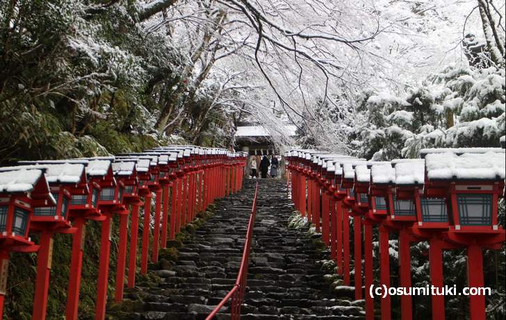 貴船神社（きふねじんじゃ）の参道は雪景色の撮影スポットです