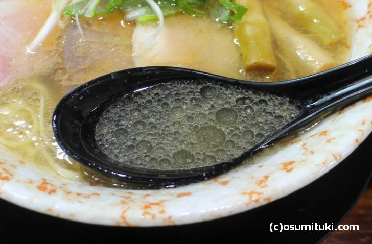 殻を砕いて香ばしい蟹の香りを出したスープ