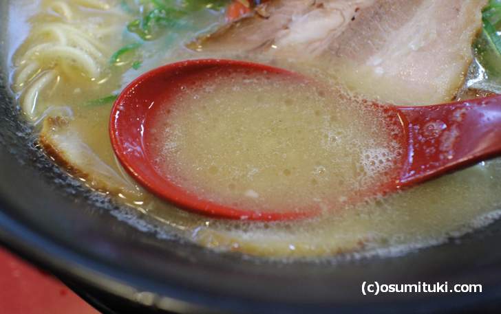 スープは「元味＝豚骨醤油」と「新味＝魚介豚骨醤油」が選べる