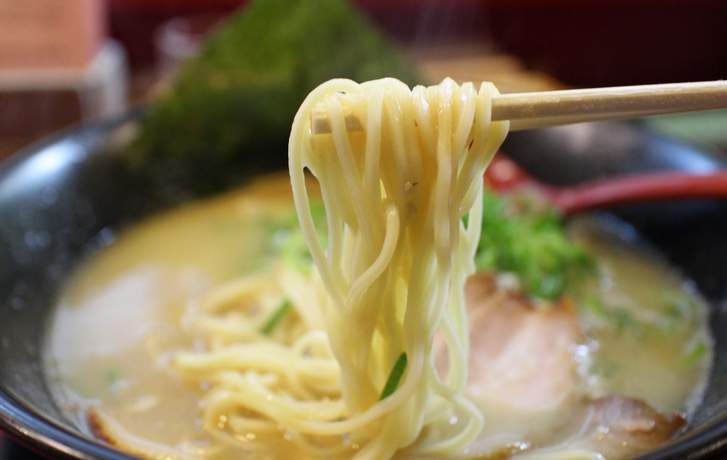 麺は京都の定番「太めのストレート」