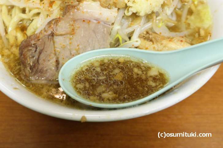 スープはショウガが効いた味わい