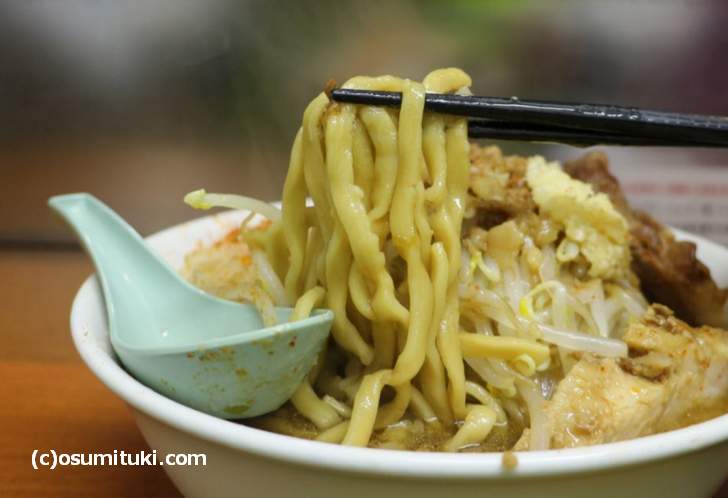 麺は平打ちの太麺