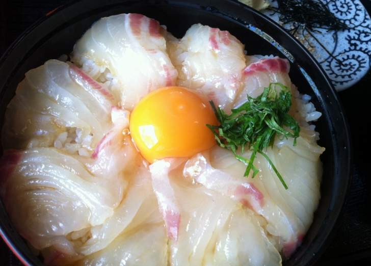 今回出来るお店は「宇和島鯛めし」のお店で刺身を生卵と醤油ダレで食べます