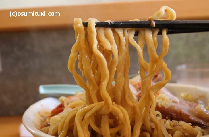 麺は手もみの極太麺