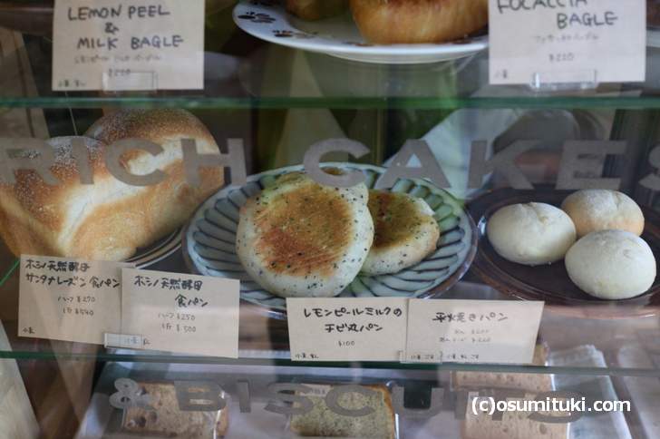 ホシノ天然酵母食パンなどのパンにお菓子がショーウインドウに並んでいます