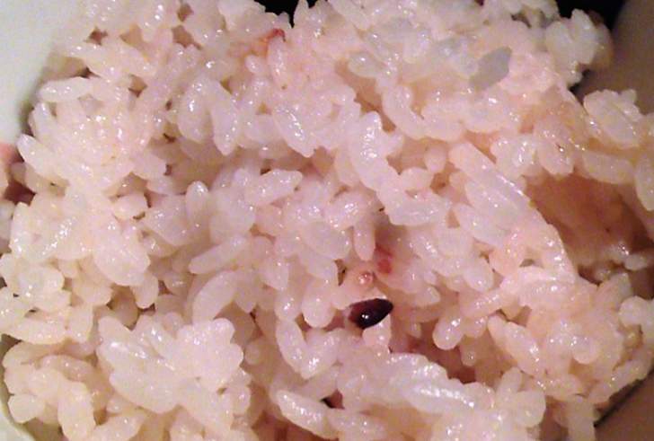 古代米とは赤米や黒米などを使って炊いたご飯のこと