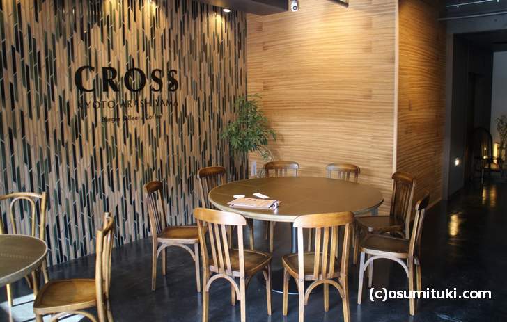 嵐山バーガー CROSS 店内、オシャレなオープンカフェというかバーみたいです