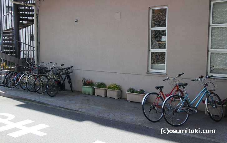 バイクや自転車は脇に駐輪場があります