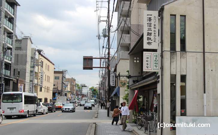 京都のカバン店「一澤信三郎帆布」店内は外国人などのお客で賑わっています